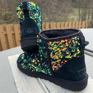 UGG Classic Short Sequin Boots | Youth 5 (Women’s 7)